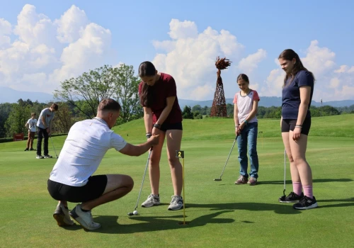 Golfowe przedpołudnie uczniów zaolziańskich szkół. Do Ropicy pojechali laureaci konkursu matematycznego Pikommat