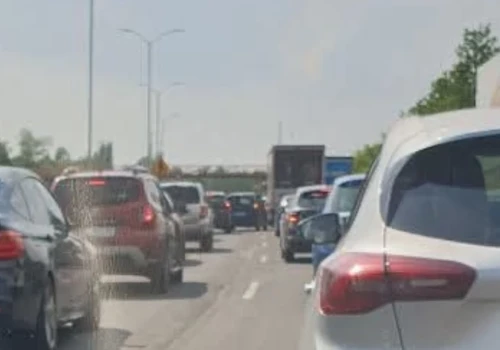 Kilka samochodów zderzyło się na DTŚ. Kierowcy stoją w długim korku