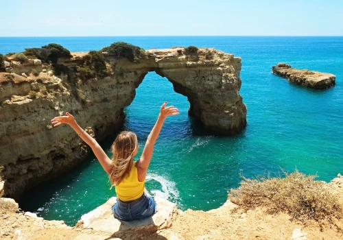 Złote klify, ukryte plaże i pełna swoboda ✨🏖️ Wycieczka do Algarve za 787 PLN 😱 Loty + aparthotel i auto✈️+🏨+🚘
