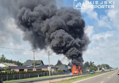 Bus stanął w płomieniach po zderzeniu z ciężarówką