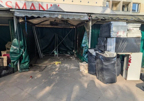 Najpierw namioty z kwiatami zniknęły spod Hali Mirowskiej. Teraz i z okolicy. 