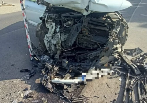 Czołowe zderzenie dwóch osobówek. Dwie osoby ranne