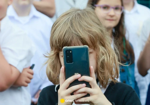 Rząd szykuje zakaz telefonów w podstawówkach. Oni to już przetestowali i mają wnioski