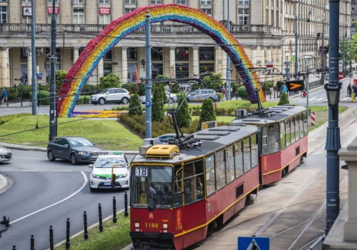 Tęcza na placu Zbawiciela miała wrócić w czerwcu. Projekt wygrał, Warszawa zwleka