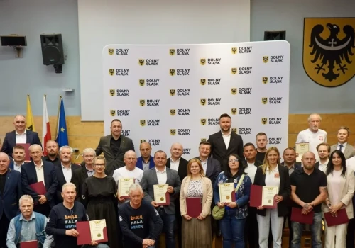 Boiska, trybuny, sprzęt – dolnośląskie kluby ze wsparciem samorządu