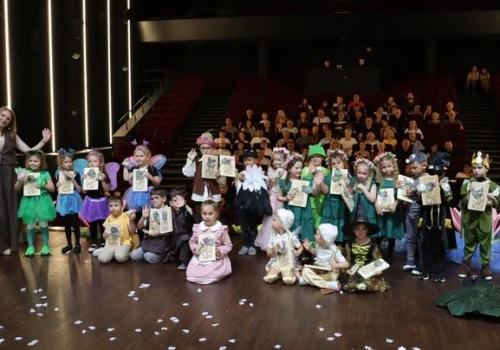 Wielki teatralny debiut grupy „Odkrywcy” z Przedszkola nr 2 w Wieluniu w Kino-Teatrze Syrena (zdjęcia)