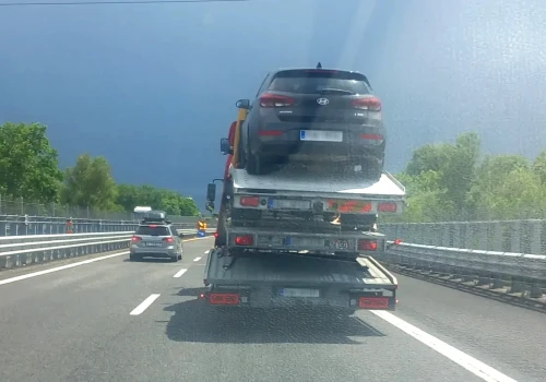 Pionowy zestaw na trasie przez Austrię: laweta, przyczepa, laweta i osobówka