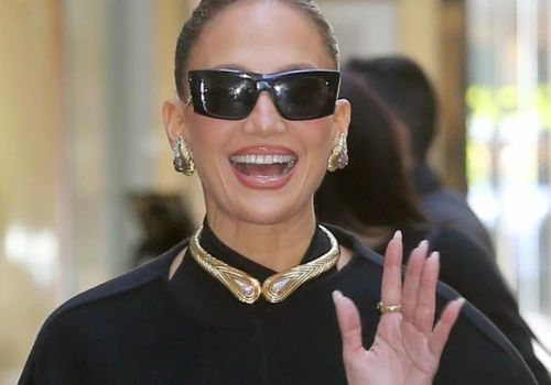 Posągowa Jennifer Lopez podbija Nowy Jork. Fason sukienki już jest hitem