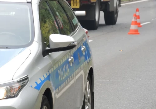 Ciężarówka uderzyła w Toyotę i odjechała. Policja szuka kierowcy, który uciekł po kolizji na DTŚ-ce