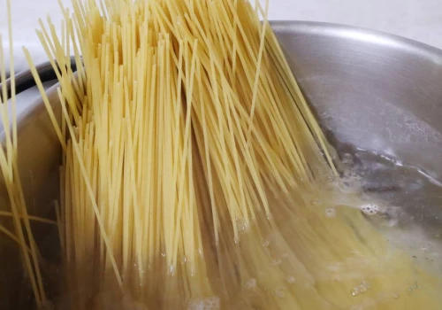Zapomnij o gotowaniu makaronu w garnku. Szefowie kuchni polecają tę metodę