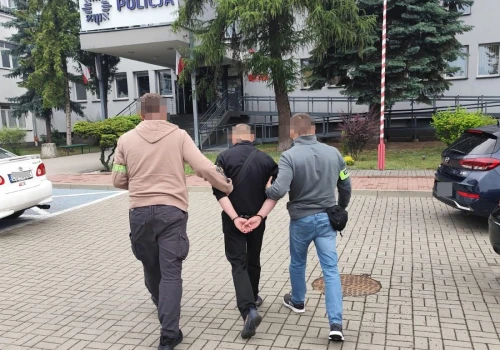 Pojechali zatrzymać 33-latka, w mieszkaniu znaleźli też poszukiwaną 50-latkę