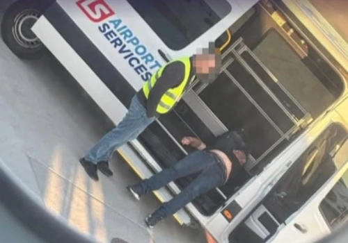 Wyniesiono go z samolotu. Teraz poseł PiS tłumaczy, co się stało