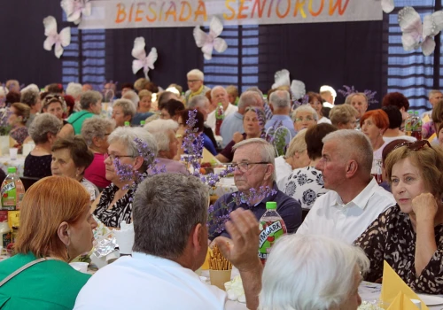 ’Dawniej wieś się znała, teraz ludzie żyją za płotami’ – seniorzy z Gminy Tarnów integrowali się na biesiadzie