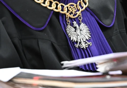 Brutalny atak na 15-latka w szkole. Jest akt oskarżenia przeciwko 46-letniemu mężczyźnie