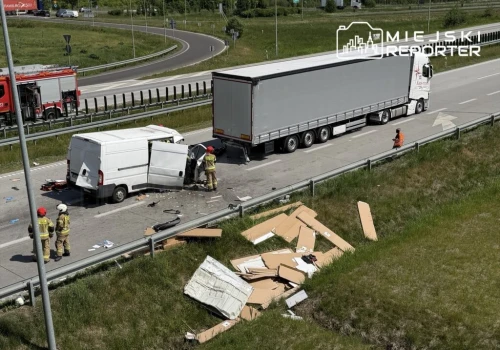 Busem wjechał w tył ciężarówki. Jedna osoba nie żyje, trasa S8 zablokowana