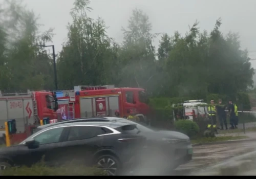 Wyciek gazu przy ulicy Spółdzielczej. Na miejscu straż pożarna, policja i pogotowie gazowe