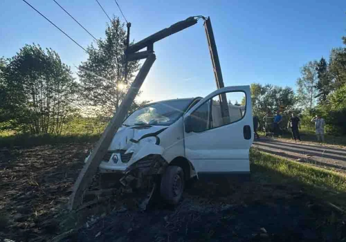 Roztrzaskał busa Renault o barierki, znak drogowy i betonowy słup. Porzucił auto i uciekł