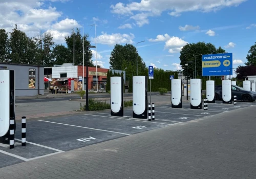 PIŁA Supercharger otwarty. Parę dni temu ruszył też Supercharger KRAKÓW PÓŁNOC (Opolska)