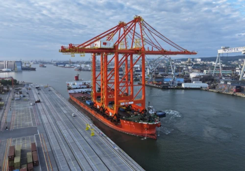Nowa inwestycja wzmocni polski port. Konstrukcję wyprodukowano w Chinach