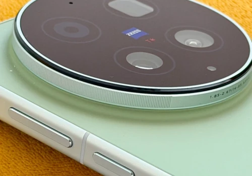 Vivo X300 Ultra ma spory problem. Tańszy brat właśnie brutalnie utarł mu nosa