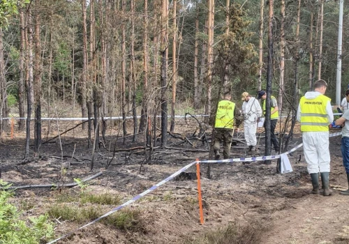 Policjanci Wydziału Dochodzeniowo-Śledczego KSP wraz z prokuratorami oraz biegłymi z zakresu pożarnictwa przeprowadzili oględziny pogorzeliska po ubiegłotygodniowym pożarze