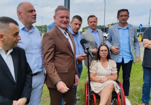 Konin. Przy rondzie Mazowieckiego. „Demokracja to święto wolnego człowieka”