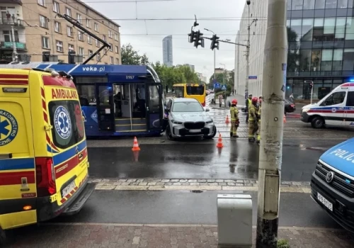 BMW zderzyło się z tramwajem. Duże utrudnienia w centrum Wrocławia