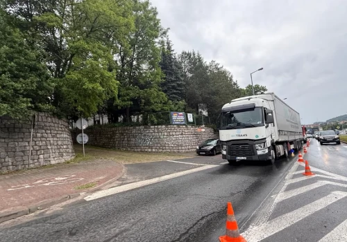 Uwaga kierowcy! Kolizja na skrzyżowaniu Sobieskiego i Miarki