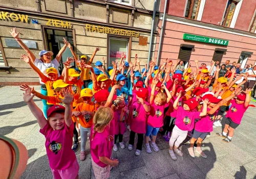 Mali tancerze, wielkie emocje! Zumba Kids Kidsiaki z Be Fit Fitness Room zachwyciły publiczność podczas Dnia Dziecka na Długiej