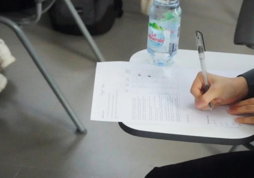 Schowali słuchawki głęboko w uchu, by oszukać na egzaminie. Teraz lekarze muszą ratować nastolatków