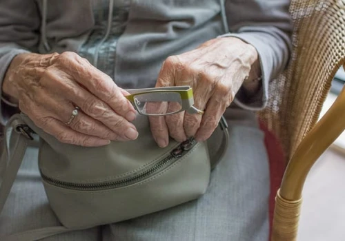 Koszmar seniorki z gminy Morąg. Straciła 50 tysięcy złotych, chcąc ratować córkę