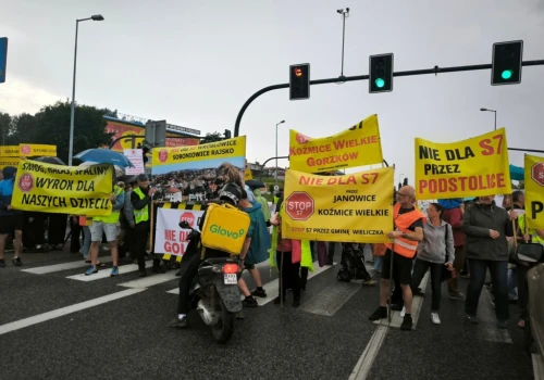 Deszcz, protest i sznur samochodów. Trudne popołudnie na drogach Krakowa (Galeria)