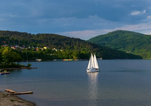 Utrudnienia nad polskim jeziorem. Turystom zagraża osuwisko