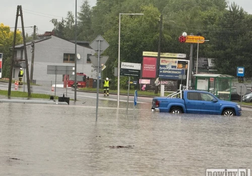 Pszczyńska i Gagarina w Jastrzębiu zalane po ulewie. Drogi po burzy zabrudzone w Połomi