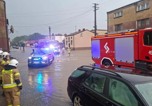 Ulewa i podtopienia w powiecie pajęczańskim. Strażacy interweniowali kilkadziesiąt razy