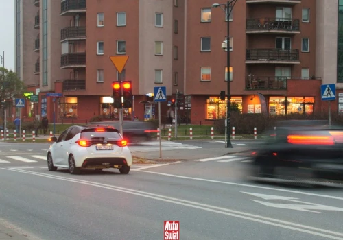 Czy za wjazd na czerwonym świetle zawsze grozi mandat? Jest kilka wyjątków