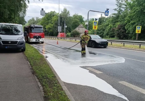 Zderzenie dwóch samochodów na Obrzeżnej Zachodniej. Strażak po służbie ruszył z pomocą