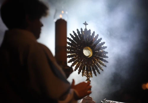 Kard. Grzegorz Ryś podczas uwielbienia „Jestem”: Eucharystia uzdalnia nas do miłości