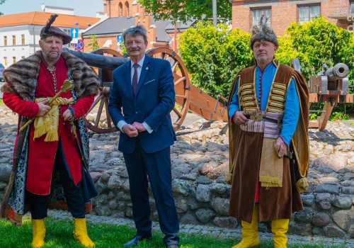 Huk armat, walki rycerskie i żywa lekcja historii