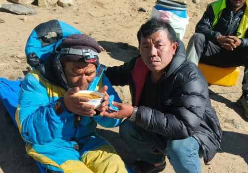 Spisany na straty Szerpa wrócił z Everestu. Sześć dni schodził sam