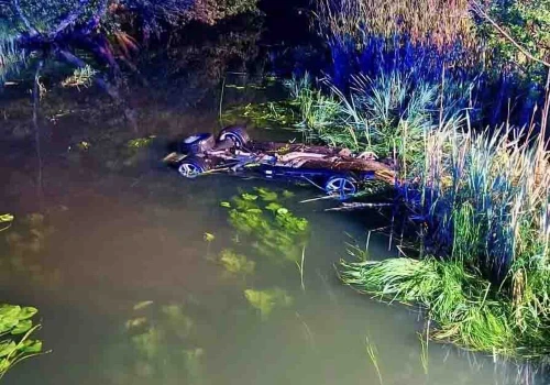 Osiek nad Notecią. Tragiczny wypadek. BMW wpadło do rzeki, kierowca naćpany, 23-letni pasażer nie żyje