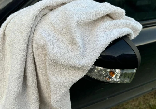 Kierowcy używają go od lat. Biały ręcznik na lusterku to ukryty komunikat