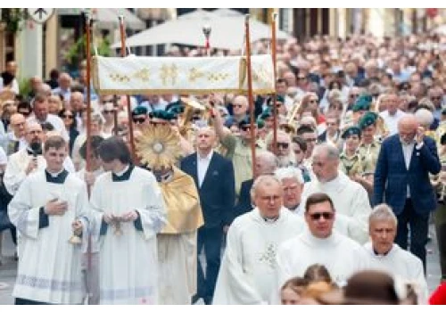 Tradycja nakazuje. Tłumy wiernych w procesjach na Boże Ciało