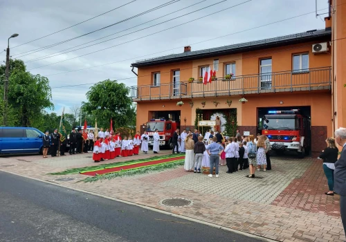 Strażacy od pokoleń tworzą ołtarze na Boże Ciało. Piękna tradycja wciąż żywa