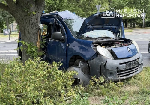 Renault wpadło w poślizg na Słomińskiego i uderzyło w drzewa. Dwie osoby w szpitalu