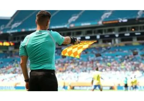 Koniec z opóźnioną chorągiewką? FIFA idzie w AI i zmienia przepisy gry