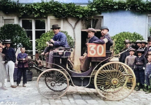 Peugeot 3 HP w dniu, w którym umarły powozy a narodziły się samochody. Miał silnik o pojemności 0,5 litra