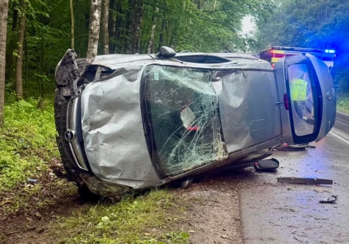 Dachowanie auta na drodze Hołubla–Siedlce. Dwie osoby pod opieką ratowników