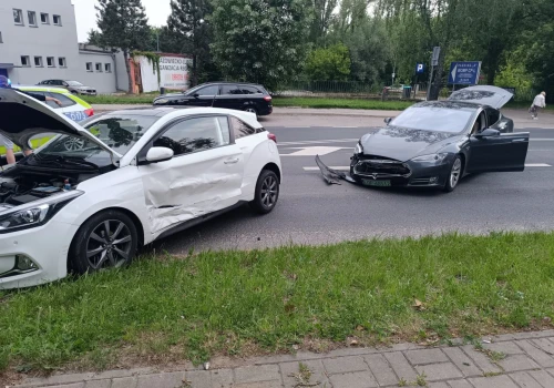 Wypadek na ul. Nałęczowskiej w Lublinie. Tesla zderzyła się z Hyundaiem