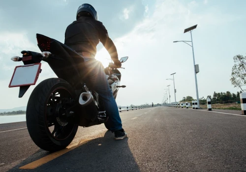 Przeciwskręt to podstawa jazdy motocyklem. Kierowcy często nie rozumieją dlaczego